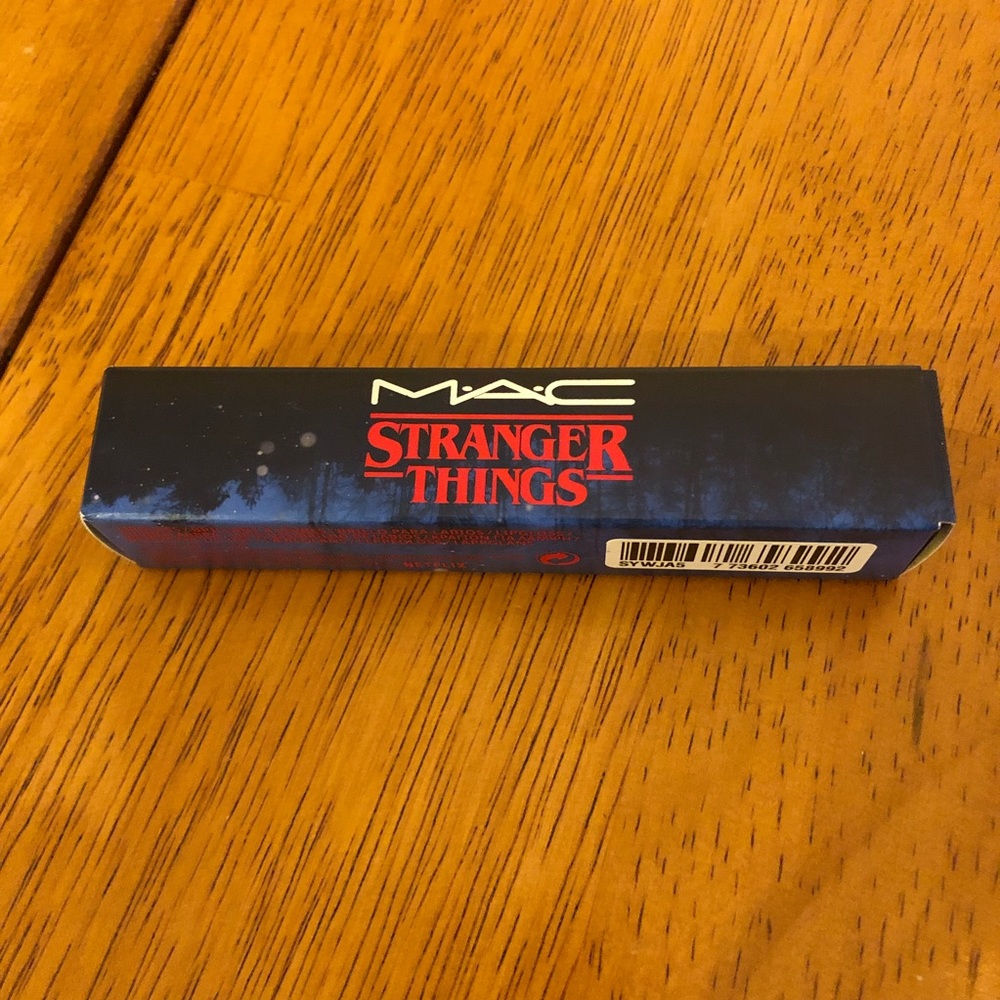 NIB MAC Stranger Things Lipglass Rockin’ Robin Red - Picture 2 of 4